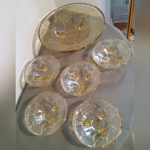 MCM Yellow Depression Glass 1 Big and 5 Small Sorbet Desert Bowls - Picture 2 of 8